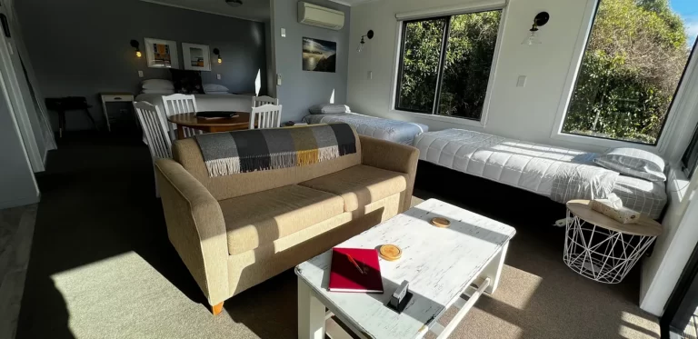 Karearea Cottage Accommodation Mohua Park 768x373