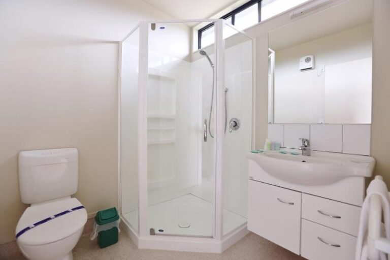 bathroom fox glacier motel 768x512
