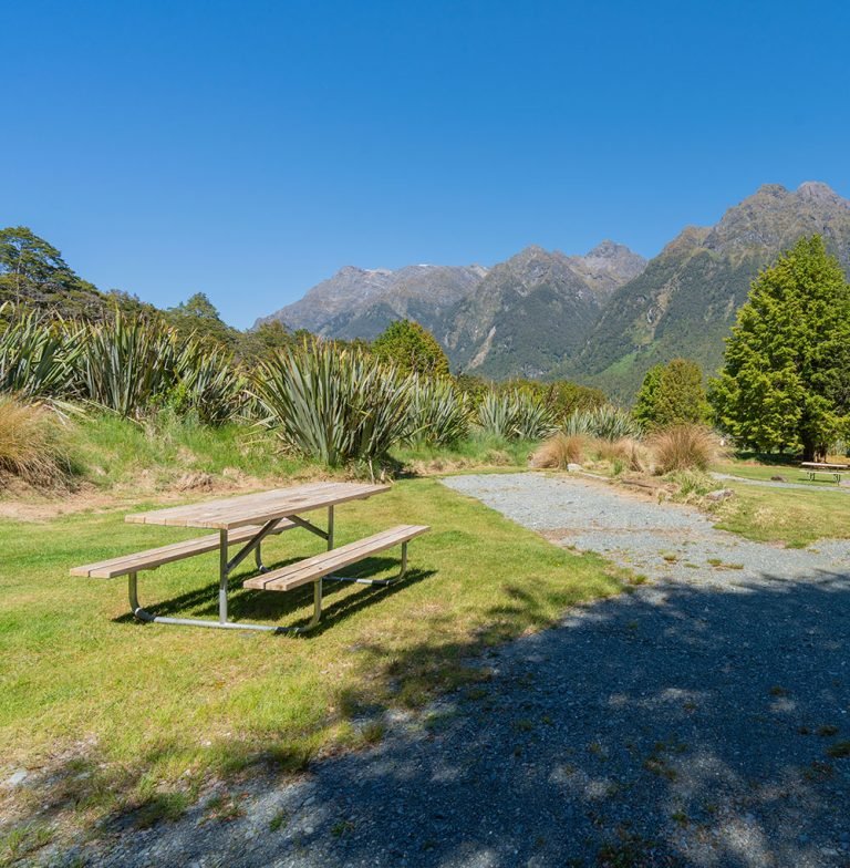 camping milford sound 768x784