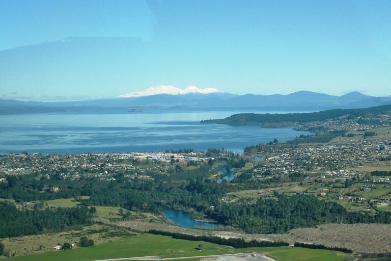 lake taupo scenic flight 768x512