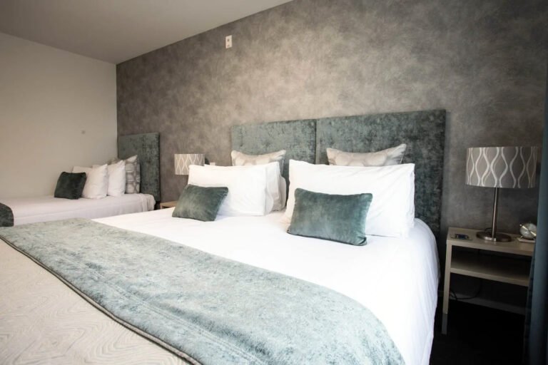 luxury accommodation lake te anau 768x512