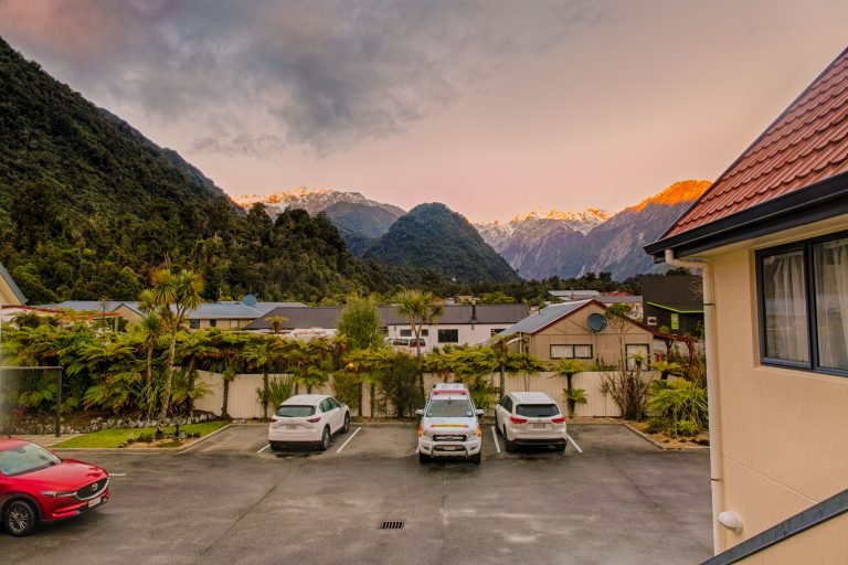 parking franz josef motel 768x512