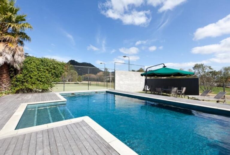 pool pauanui accommodation 768x519