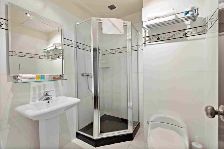 trinity hotel bathroom 768x512