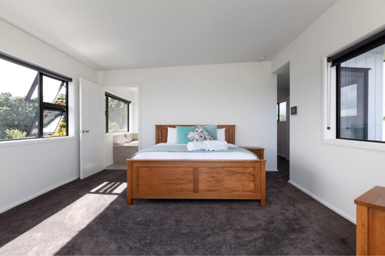 weekend retreat oakura beach 768x512