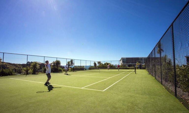 Tennis court Cable Bay hotel 768x460
