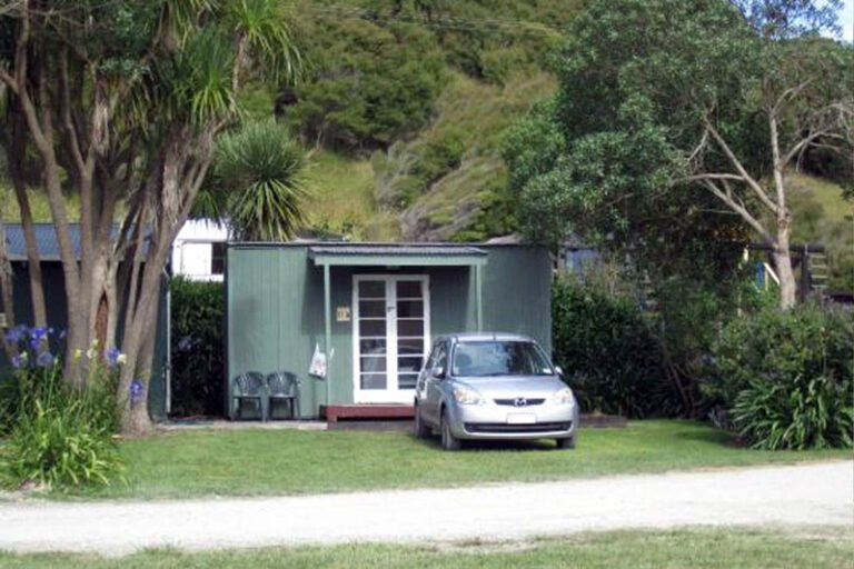 accommodation waipatiki beach 768x512
