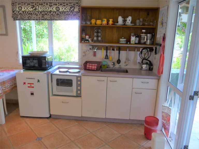 kitchen russell accommodation 768x576