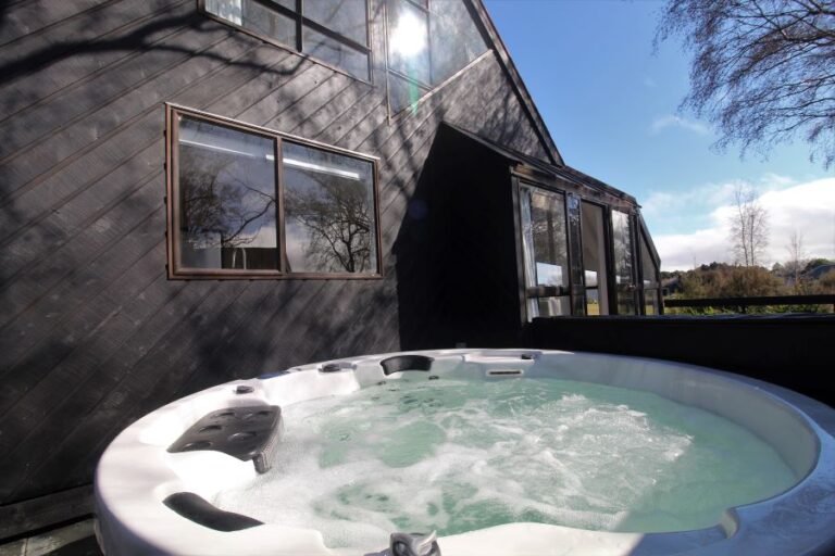 spa pool ohakune holiday home 768x512