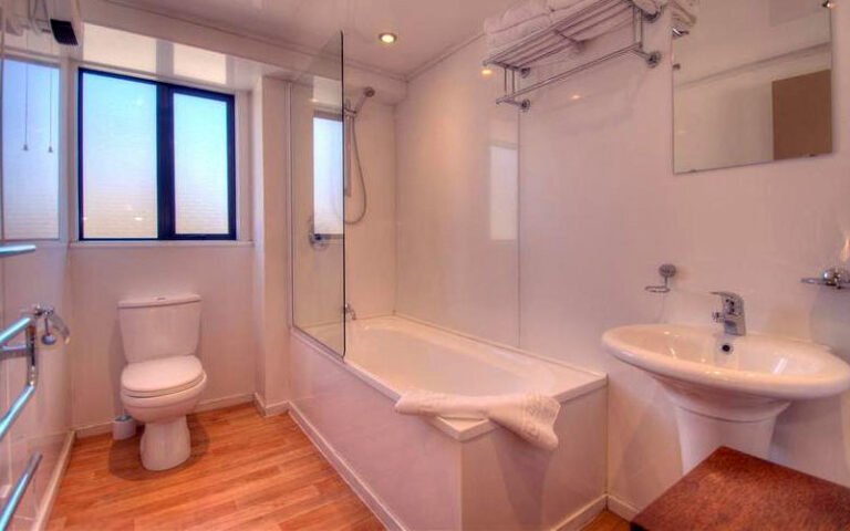 Bath Queenstown accommodation 768x480