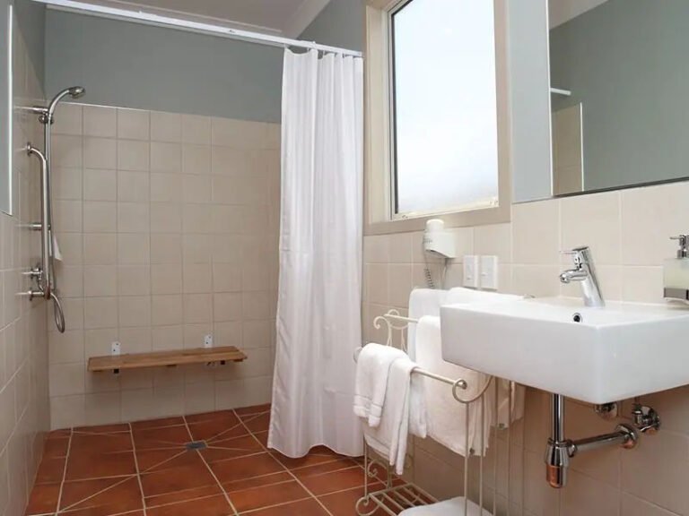 access bathroon Ranfurly accommodation 768x576