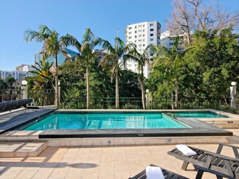pool Auckland City hotel 768x576