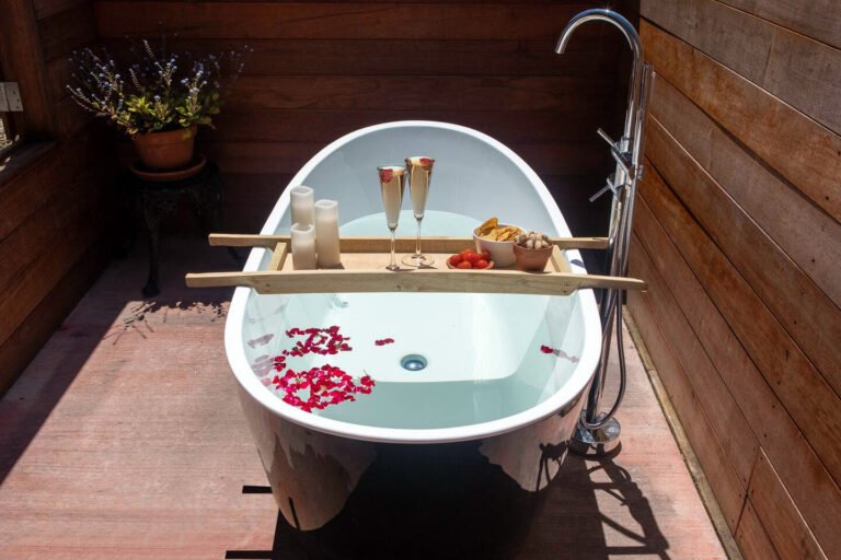 Auckland accommodation outdoor bath 768x512
