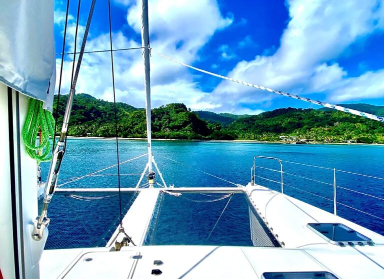 Luxury day sail Bay Islands 768x559