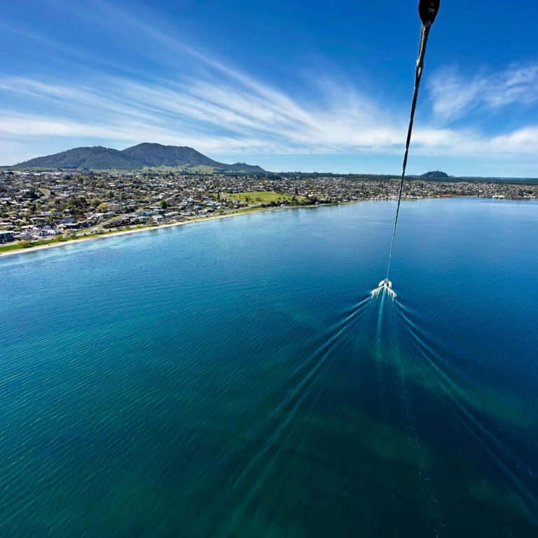 taupo parasailing 768x768