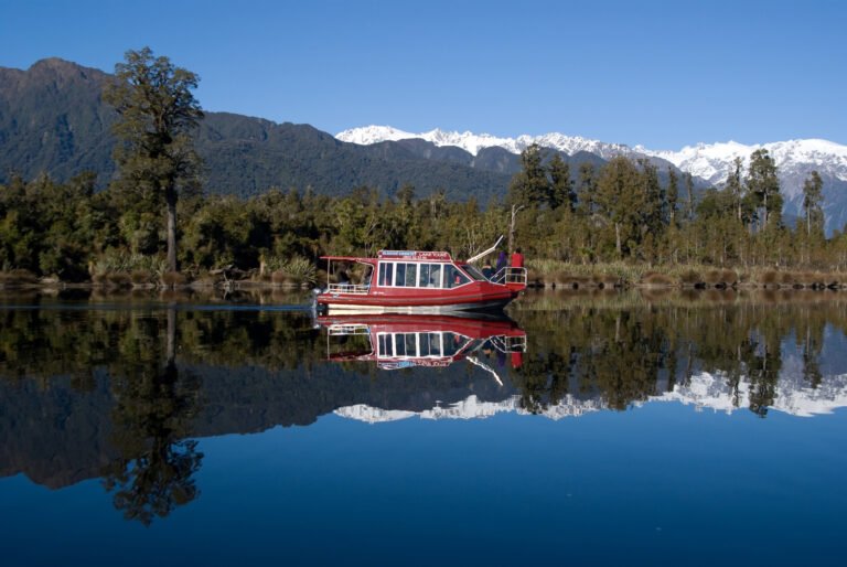 Boat cruise Lake Mapourika 768x514