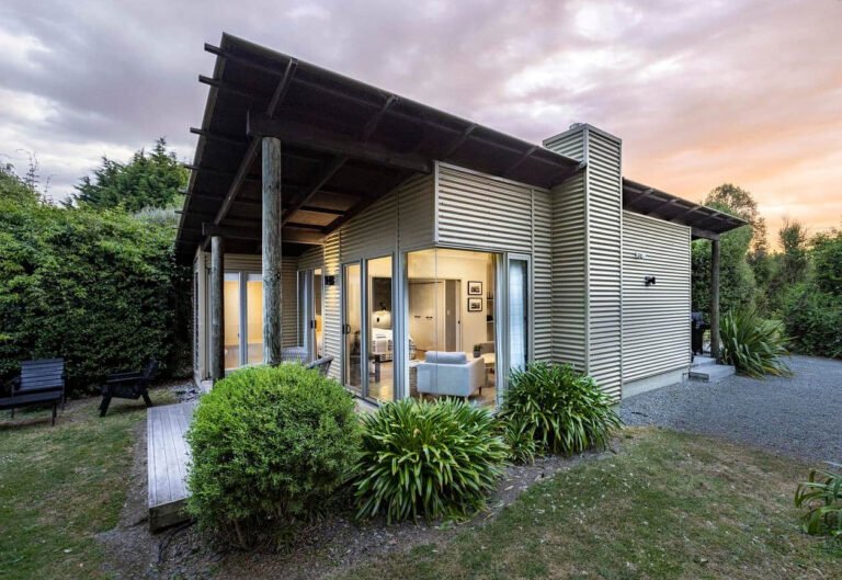 Te Awanga accommodation 768x529