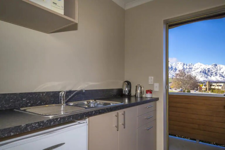 kitchen queenstown motel 768x512