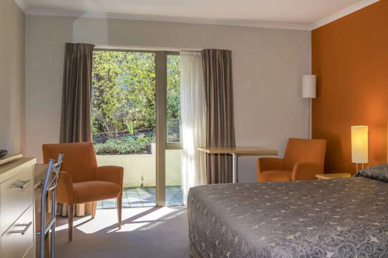 motel room queenstown lakefront 768x512