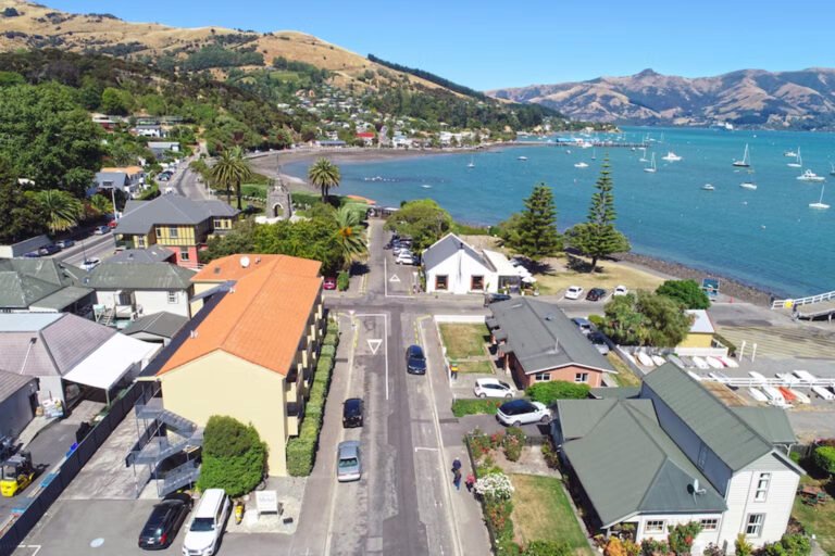 beachfront accommodation akaroa 768x512