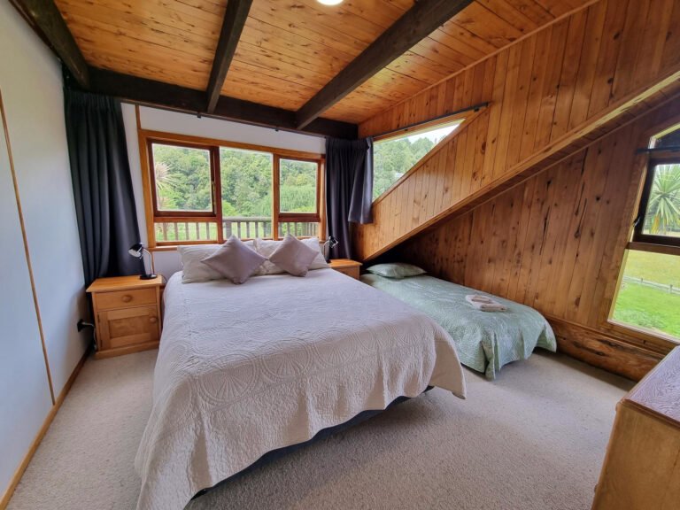 Waihi holiday home for groups 768x576