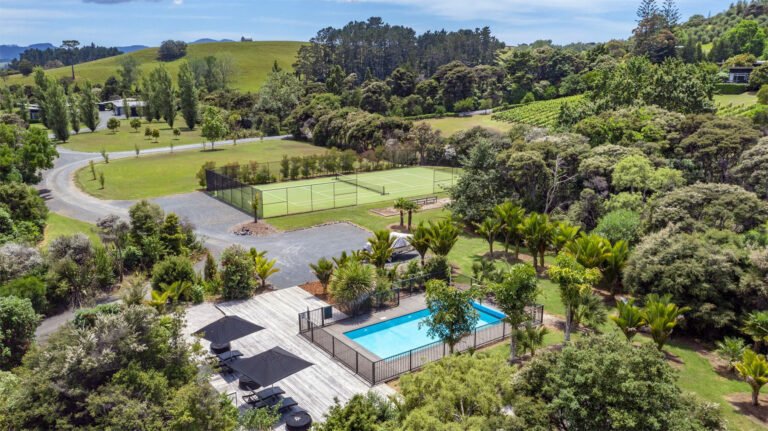 accommodation in Matakana with pool 768x431