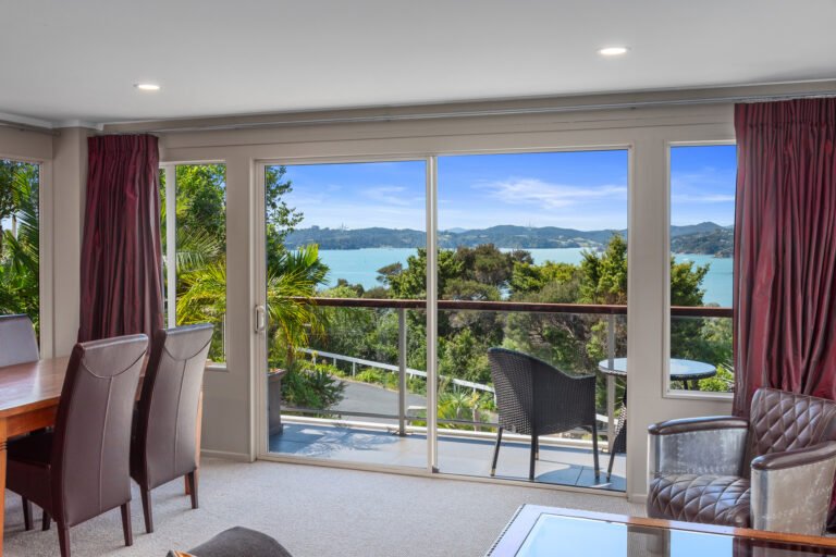 adults retreat bay of islands 768x512