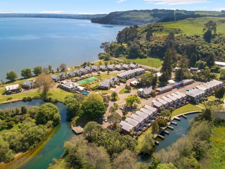 Accommodation Lake Rotorua 768x576