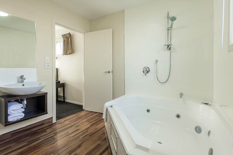 auckland airport accommodation with spa 768x513