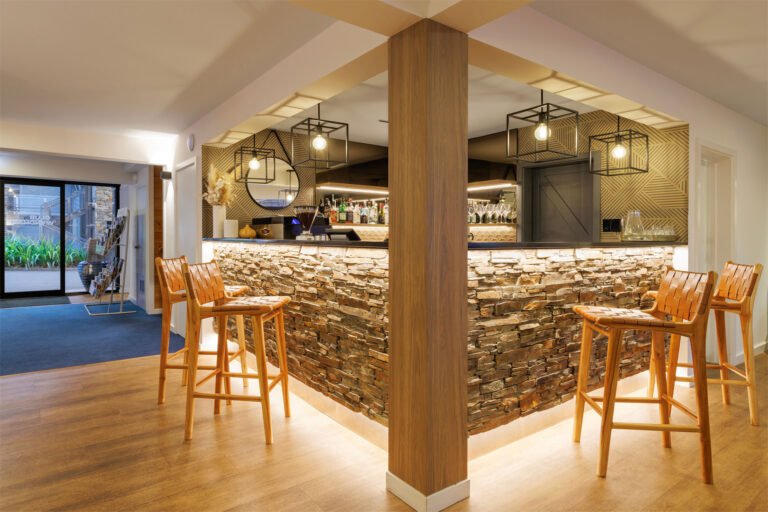 Hotel with bar in Wanaka 768x512