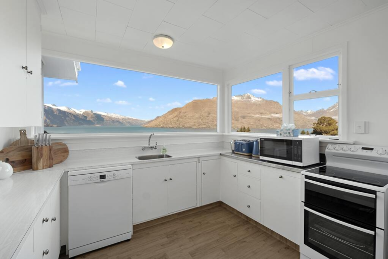 Kitchen at Queenstown holiday rental 768x513
