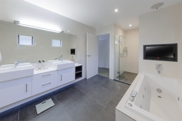 Wanaka hotel with spa 768x512