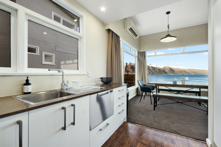 lake view at queenstown holiday home 768x512