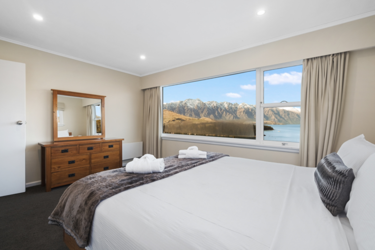 luxury holiday home queenstown 768x511