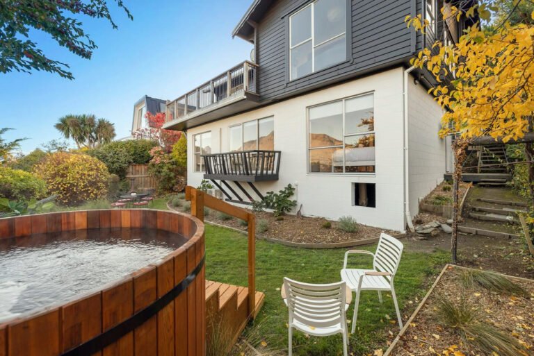 hot tub queenstown holiday home 768x513