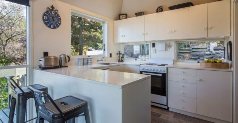 kitchen queenstown holiday house 768x397