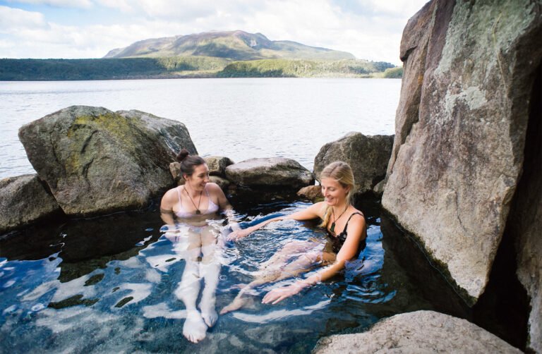 hot water beach rotorua 768x502