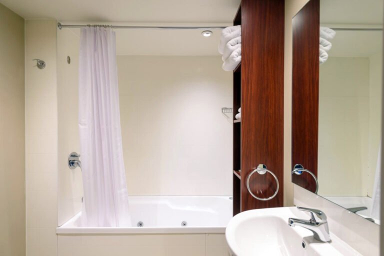 hotels in queenstown with spa 768x512