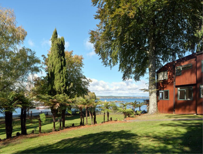 taupo accommodation lakefront 768x584