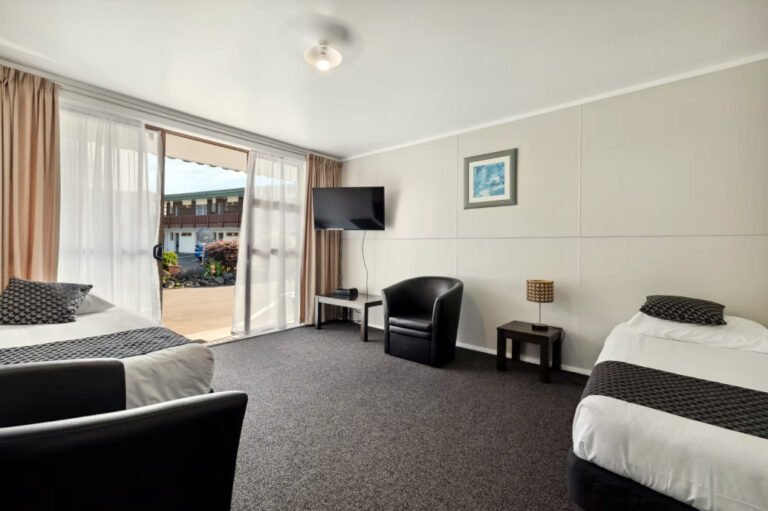 flamingo motel 768x511