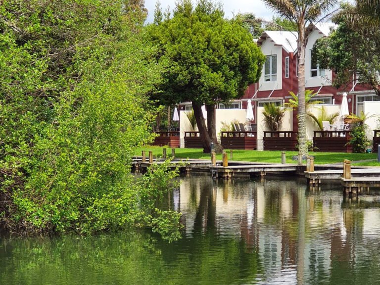 boat jetty rotorua accommodation 768x576