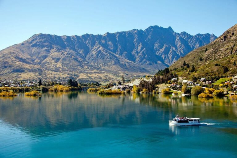 cruise on lake wakatipu 768x512