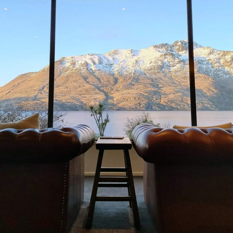 lake and mountain view from queenstown luxury lodge 768x768