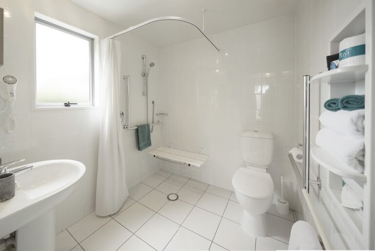 accessible bathroom at fyffe motel christchurch 768x514