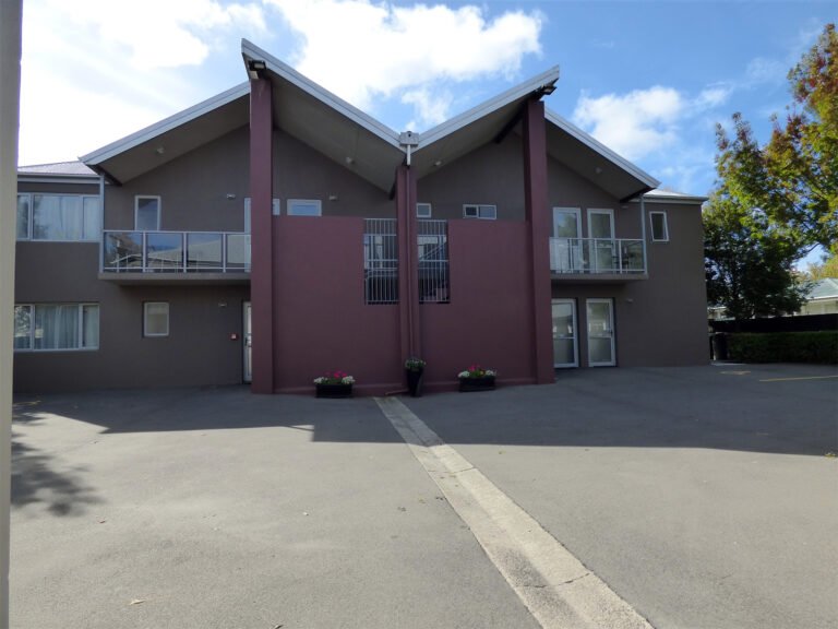 exterior of fyffe on riccarton motel christchurch 768x576
