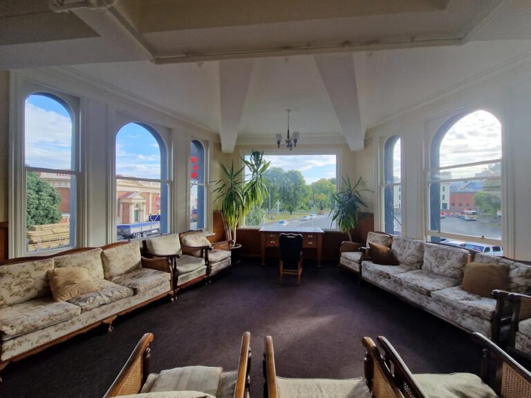 guest lounge leviathan hotel dunedin city 768x576