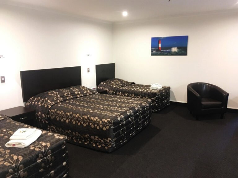 quad room at leviathan hotel dunedin cbd 768x576