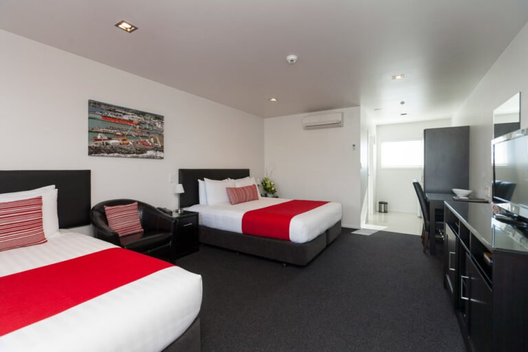 twin room luxury accommodation new plymouth 768x512