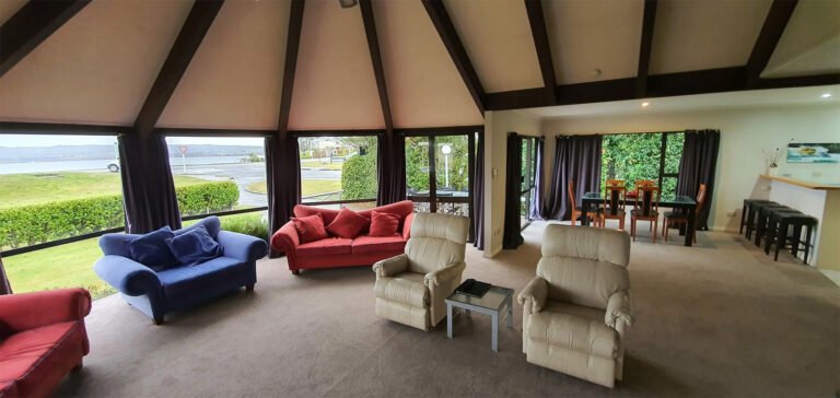 taupo lakefront accommodation 768x364