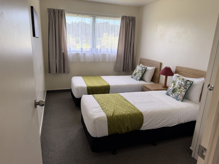 twin bedroom at coromandel court motel 768x576